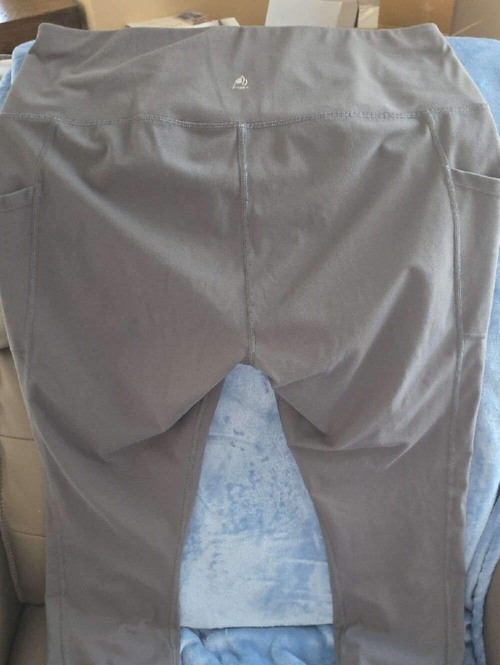 Amazon Women's Gray High-Waist Yoga Leggings with Side Pocket - Picture 3 of 3